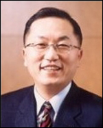 박현주(금융인/미래에셋 회장)
박현주 미래에셋그룹 회장은 2일 신년사를 통해 “내수 침체와 과도한 가계부채가 한국 경제에 부담이 될 것이며, 세계경제 회복 속도도 완만하고 지루할 것”이라고 밝혔다.
이에 금융사로서 부동산 거품이 꺼지고 베이비부머들의 은퇴가 본격화되는 현 시점에서 노후 생활자금을 마련하고 자산을 보호할 자산관리에 나설 것을 강조했다.