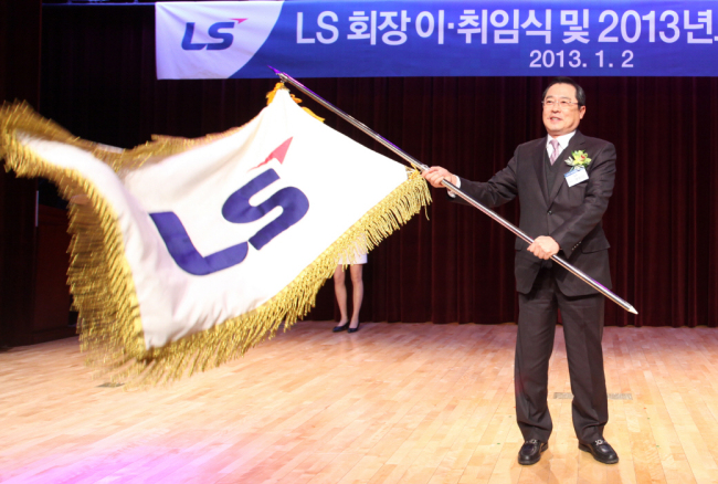 구자열(기업인/LG그룹회장)
구자열 회장이 LS 회장에 취임하면서 취임 일성으로 ‘LS의 새로운 시대를 위한 내실 있는 성장’을 강조했다.
LS그룹은 2일 경기 안양 소재 LS타워 지하 대강당에서 ‘LS회장 이ㆍ취임식 및 신년하례’ 행사를 갖고 구자열 회장이 그룹 회장에 취임했다고 밝혔다.