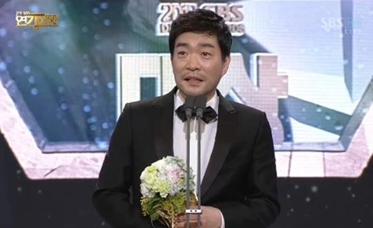 손현주(배우)
배우 손현주는 무슨 역을 맡아도 소시민 이미지가 따라다닌다. ‘장밋빛 인생' ‘조강지처클럽’ ‘앞집 여자' ‘완벽한 이웃을 만나는 법'과 지난해 손현주에게 SBS 연기대상을 안겨준 ‘추적자'까지 모두 수수한 소시민 페이소스를 진하게 풍긴다.