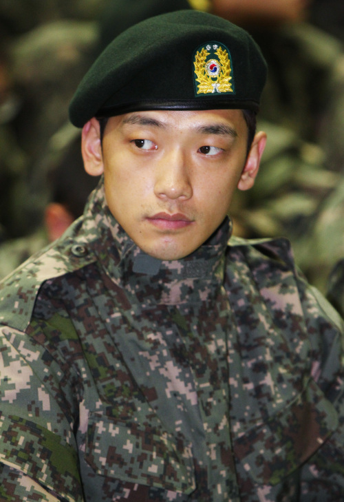 비(정지훈/가수/배우)
국방홍보원 측이 비(31, 정지훈)의 부당 외출논란에 대해 해명에 나섰다.
지난 1월 1일 한 매체의 보도로 불거진 배우 김태희와 가수 비의 열애 소식으로 네티즌들의 관심이 집중되고 있다.
네티즌 사이에서는 비가 군 복무 중 영외 외박을 이용, 용산 영내를 벗어나 데이트를 즐겼다는 의혹이 불거졌다. 또 데이트 포착 사진 등에서 비가 군복을 입을 경우 전투모를 항시 착용해야 하는 육군복무규정을 위반한 것도 논란이 일었다.