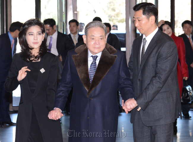 Samsung Electronics chairman Lee Kun-hee (center) walks with his hands clasped with his daughter and Hotel Shilla president Lee Boo-jin (left), on his way to participate in Samsung Group’s New Year ceremony at the hotel on Wednesday.   Ahn Hoon/The Korea Herald