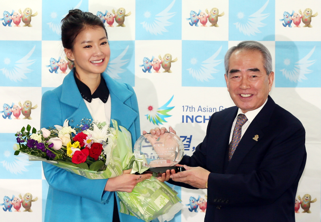 Actress Lee Si-young poses with Kim Young-soo, president of the 2014 Incheon Asian Games Organizing Committee, in a ceremony at the committee office in Incheon on Wednesday to appoint her as a goodwill ambassador. Incheon Asian Games Organizing Committee
