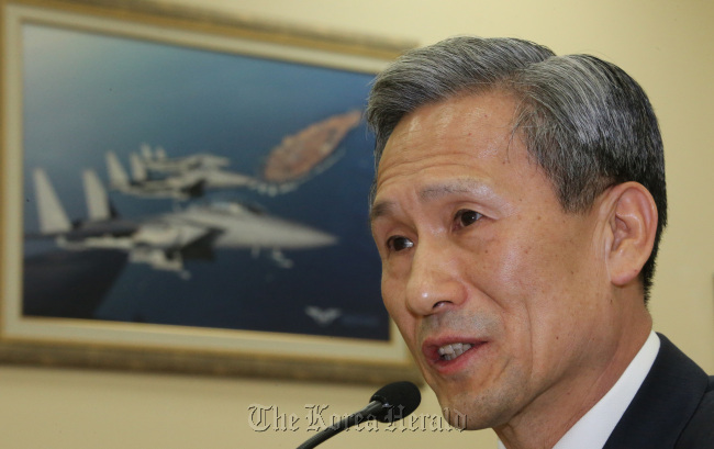 Minister of National Defense Kim Kwan-jin   Yonhap News
