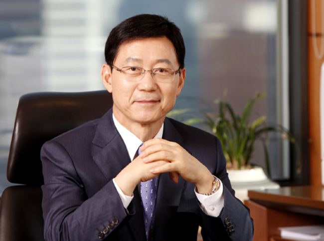 구자영(기업인/SK이노베이션 사장)
구자영<사진> SK이노베이션(096770) 사장은 2일 “기술ㆍ사업모델 혁신을 통해 ‘2020년 매출 290조, 영업이익 14조’라는 비전을 달성하겠다”고 밝혔다.
구 사장은 신년사를 통해 “지난해 10월 창립 50주년 기념식에서 야심찬 비전을 수립했다. 올해는 SK이노베이션에 새로운 반세기를 여는 성장을 출발점이다”면서 “지난 반세기동안 우리를 지난 반세기 동안 우리를 이끈 변화에 대한 열정, 미래에 대한 과감한 도전, 창의의 정신을 지속적으로 이어가겠다”며 이 같이 말했다.
