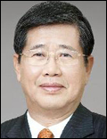 이동희(기업인/대우인터 부회장)
이동희<사진> 대우인터내셔널(047050) 부회장은 2일 “올해는 가치 창출과 성장의 원년이 될 것”이라고 밝혔다.
이 부회장은 이날 신년사를 통해 “미래를 열어갈 ‘비전 2020’과 핵심가치를 발표하겠다”며 “‘세계 최고를 향한 도전(Challenging towards Global Top Company)’이라는 원대한 비전을 제시하고 철강ㆍ소재ㆍ에너지ㆍ광물식량ㆍ인프라ㆍ신수종 사업 등 여섯 가지 사업영역을 확정했다”고 전했다.