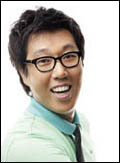 김영철(개그맨)
김영철의 소속사 측에 따르면 그는 지난 2011년 지인의 소개로 만난 2세 연하의 회사원과 지난 10월부터 교제 중이다. 한 측근은 eNEWS를 통해 김영철의 연인에 대해 “ 굉장한 미모의 소유자로 알고 있다”고 전하기도 했다.
