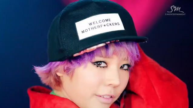 써니(이순규/가수/소녀시대)
걸그룹 소녀시대의 써니가 뮤직비디오에 욕설이 쓰여진 모자를 쓰고 나와 논란이 일고 있다. 써니는 최근 발표된 소녀시대의 정규 4집 앨범 수록곡 ‘댄싱퀸’ 뮤직비디오 후반부에 검정색 야구모자를 쓰고 등장한다
사진=뮤직비디오 캡처