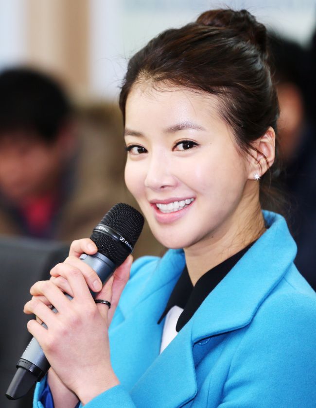 이시영(배우)
배우 이시영씨가 2일 오전 인천시 연수구 미추홀센터에서 열린 2014인천아시아경기대회 홍보대사 위촉식에서 각오를 말하고 있다.
