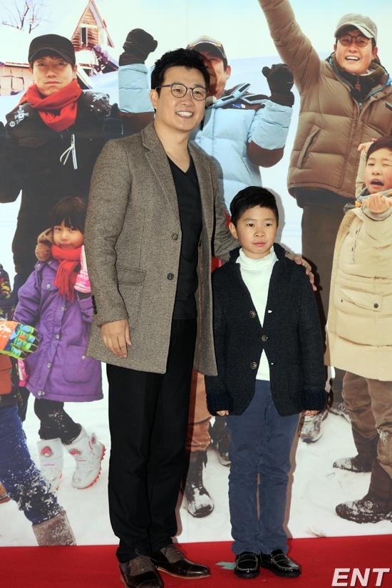 김성주(좌/전아나운서/방송인)
방송인 김성주가 기존과는 전혀 다른 아빠 이종혁의 모습을 밝혔다.
김성주는 1월 2일 오후 윤민수, 이종혁, 김성주와 함께 경기도 고양시의 MBC 드림센터에서 열린 ‘일밤’ 새 코너 ‘아빠! 어디가?’ 기자간담회에 참석했다.