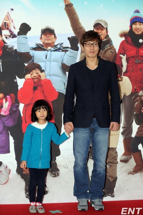송종국(우/전축구선수/스포츠해설가)
스포츠해설가 송종국이 딸의 사랑을 독차지하고픈 마음을 내비쳤다.
송종국은 1월 2일 오후 윤민수, 이종혁, 김성주와 함께 경기도 고양시의 MBC 드림센터에서 열린 ‘일밤’ 새 코너 ‘아빠! 어디가?’ 기자간담회에 참석했다.