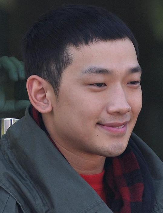 비(정지훈/가수/배우)
비(정지훈, 31)가 연예병사 특혜논란에 휩싸인 가운데 비의 측근이 “군 특혜 의혹은 억울하다”고 밝혔다.
비의 한 측근은 1월 2일 “탈모보행은 군인의 신분으로서 비가 잘못한 것이 맞다. 백번 천번 생각해도 잘못된 행동이다”라며 “심정적 호소일수도 있겠지만, 나쁜 의도가 있었겠냐. 젊은이이고 연말 분위기에 휩싸이다 보니 실수했던 것 같다. 비도 자신의 잘못을 크게 반성하고 있으며, 국방부에서 어떤 조치가 내려오던지 겸허히 수용할 것이다”라고 밝혔다.