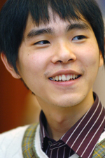 이세돌(바둑기사)
이세돌<사진> 9단이 2012년 7억200여만원을 벌어들여 상금랭킹 ‘넘버원’에 올랐다.
이 9단은 지난해 국제기전인 2012 삼성화재배 월드바둑마스터스에서 우승하며 3억원을 거머쥐었고, 2012 올레배(olleh)배 우승(1억원), 제40기 하이원리조트배 명인전 우승(8000만원), 제17기 GS칼텍스배 우승(7000만원) 등으로 7억200여만원의 수입을 올리며 3년연속 상금왕에 등극했다.