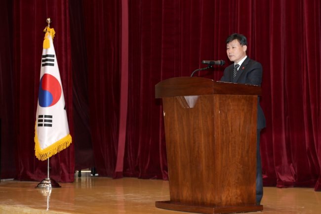 김경주(덕양구청장)
고양시 덕양구청은 지난 2일 구청 대회의실에서 각 부서장과 동장, 직원과 시의원 등 300여명이 참석한 가운데 제8대 김경주 덕양구청장 취임식<사진>을 개최했다고 3일 밝혔다.