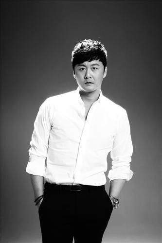 공형진(배우)
배우 공형진이 장동건, 김하늘 등이 속한 SM C&C와 전속 계약을 맺었다.
SM C&C는 3일 “전속 계약 체결로 공형진이 체계적인 매니지먼트를 바탕으로 드라마, 영화, 예능 등 다방면에서 활동하는 멀티 엔터테이너로 활약할 것”이라고 밝혔다.