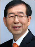 박원순(서울시장)
박원순 서울시장은 3일 오후 2시 종로구를 시작으로 오는 16일까지 17개 자치구를 돌며 구민들과 만나는 ‘신년인사회’를 갖고 해당 구청장과 지역주민들과 새해 덕담을 나눈다. 4일은 금천ㆍ마포구, 7일 구로ㆍ송파구, 8일 성북구, 9일 성동ㆍ서초구, 10일 용산ㆍ강서구, 11일 동대문ㆍ영등포구, 15일 동작ㆍ강북ㆍ도봉구, 18일엔 노원ㆍ서대문구 순으로 진행된다.
