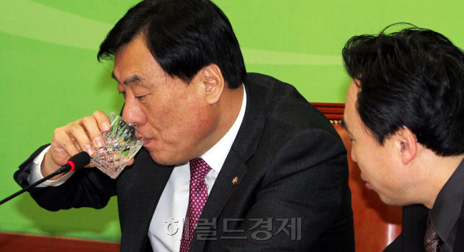 민주통합당 박희춘 원내대표가 3일 국회에서 열린 고위정책회의에서 예산설명을 하며 물은 마시고 있다. 박현구 기자phko@heraldcorp.com