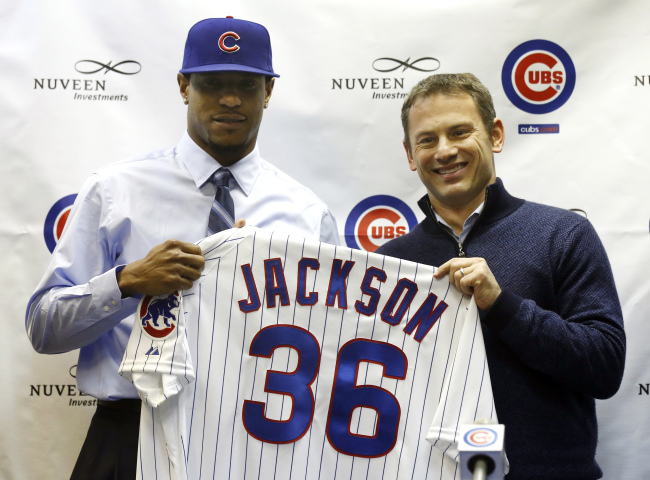 <YONHAP PHOTO-0226> Chicago Cubs general manager Jed Hoyer, right, poses with newly signed right-handed pitcher Edwin Jackson during a baseball news conference announcing Jackson's four-year, $52 million contract at Wrigley Field, Wednesday, Jan. 2, 2013, in Chicago. (AP Photo/Charles Rex Arbogast)/2013-01-03 07:08:21/ <저작권자 ⓒ 1980-2013 ㈜연합뉴스. 무단 전재 재배포 금지.>
Chicago Cubs general manager Jed Hoyer (right) poses with newly signed right-handed pitcher Edwin Jackson on Wednesday.   AP-Yonhap News