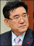 유덕열(동대문구청장)
유덕열<사진> 동대문구청장은 정책 결정 과정에 주민을 적극 참여시키고 현실적인 요구사항에 귀를 기울여야 구정에 대한 신뢰를 얻을 수 있다고 믿는다. 지방자치의 핵심은 ‘아래로부터의 풀뿌리 민주주의 실현’이라고 생각하기 때문이다.