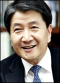 김창수(기업인/삼성화재사장)
지난해 11월 비상경영을 선포한 김창수〈사진〉 삼성화재 사장이 새해 첫날부터 결연한 각오를 다지며 임원진에게 던진 메시지다. 3일 손보업계 등에 따르면 김창수 사장을 비롯해 삼성화재 전 임원진은 지난 1일 검단산 산행에 나섰다.