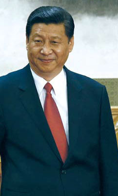 시진핑(Xi Jinping/정치인/중국 공산당 총서기)
중국 공산당은 부패가 심각해지자 정기적으로 간부들을 대상으로 사상연수를 시키고 있다. 연수생들은 군복을 입고 옛 선배들의 고생을 체험한다. 그런데 이곳에서 오히려 부정부패의 노하우를 배워나간다고 한다. 각 지역·각 분야의 간부들이 한자리에 모이는 연수는 부패의 수법을 가르치고 나눠주는 장소로 변질된다. “죽은 친척의 계좌를 이용하면 당 규율검사를 빠져나갈 수 있다”는 등의 솔깃한 정보를 들을 수 있는 것이다.