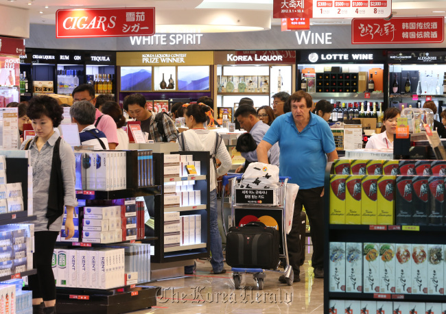 A duty free shop in Incheon International Airport is crowded with foreign tourists.   Yonhap News