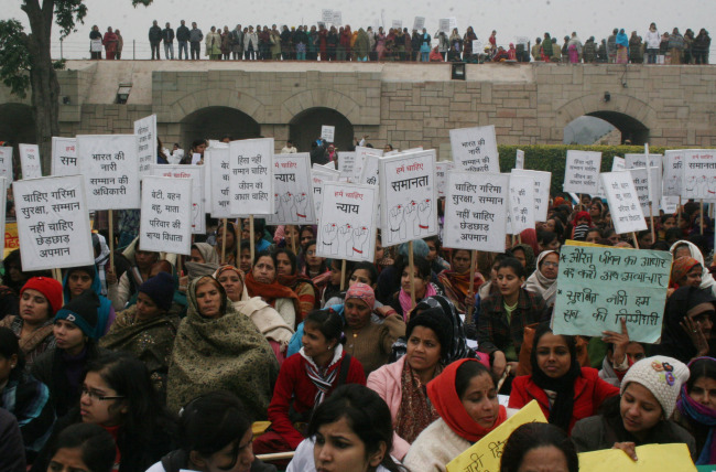 Protesters hold placards in a silent march demanding justice for the 23-year-old gang-rape victim at Rajghat in New Delhi on Thursday.   Xinhua-Yonhap News