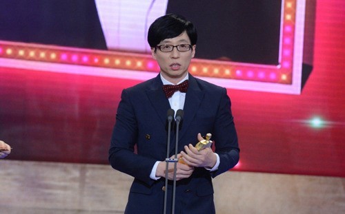 유재석(개그맨/MC)
국민MC’ 유재석과 ‘개그콘서트’ 서수민 PD의 특별한 인연이 화제를 모으고 있다.
유재석은 3일 오후 방송되는 KBS2 ‘해피투게더3’에서 신인 시절 서수민 PD와의 인연을 공개했다. 이날 방송은 신년특집으로 박성호, 김대희, 김준현, 박성광, 정태호 등 ‘개그콘서트’ 대세들이 총출동한다.
사진=SBS