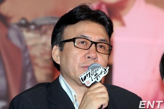 박영규(배우)
배우 박영규가 배우 인생에 마지막 멜로가 될지도 모르는 기회를 얻은 것에 대한 만족감을 드러냈다. 박영규는 1월 3일 오후 서울 영등포구 여의도 63빌딩에서 열린 MBC 주말드라마 ‘백년의 유산’(극본 구현숙, 연출 주성우) 제작발표회에 참석했다.