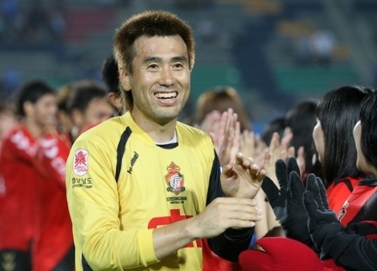 김병지(축구선수/경남FC/골키퍼)
골키퍼 김병지(43)가 프로축구 K리그 전남 드래곤즈로 이적한다.
전남은 3일 “김병지를 영입해 올해 선수 보강의 첫 단추를 꿰었다. 계약기간은 2년이지만 연봉 등 세부사항은 양자 합의에 따라 발표하지 않기로 했다”고 발표했다.