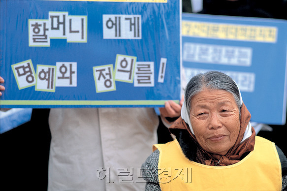 황금주(화제인물)
일본군 위안부 피해자 황금주(92) 할머니가 세상을 떠났다. 정부에 등록된 위안부 피해자 중 생존자는 이제 58명 뿐이다.
한국정신대문제대책협의회(정대협)는 3일 황 할머니가 이날 오후 1시45분께 부산의 한 요양병원에서 숨을 거뒀다고 밝혔다.