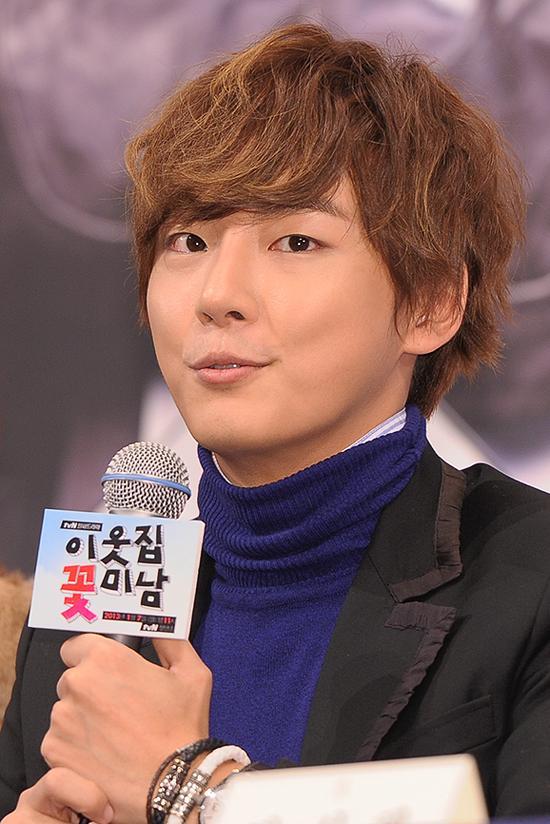 윤시윤(배우)
윤시윤은 1월 3일 오후 2시 서울 논현동 임피리얼 팰리스호텔에서 열린 케이블채널 tvN 새 월화드라마 ‘이웃집 꽃미남’(극본 김은정, 연출 정정화)의 제작발표회에서 “드라마를 사랑이라고 생각한다”고 말했다.