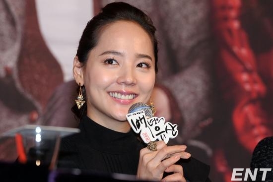 유진(김유진/가수/배우)
배우 유진이 연기자 커플에 대한 긍정적인 의견을 보였다.
유진은 1월 3일 오후 서울 영등포구 여의도 63빌딩에서 열린 MBC 주말드라마 ‘백년의 유산’(극본 구현숙, 연출 주성우) 제작발표회에 참석했다.