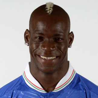 마리오 발로텔리(Mario Balotelli/축구선수/맨체스터 시티FC)
'악동’ 발로텔리(23·맨체스터시티)가 이번엔 소속팀 로베르트 만치니(49) 감독 멱살을 잡아 새해 벽두부터 구설수에 올랐다.
영국 대중지 더 선과 BBC 등은 3일(이하 한국시간) “발로텔리와 만치니 감독이 훈련 도중 충격적인 싸움을 벌이고 헤어졌다”고 보도했다.