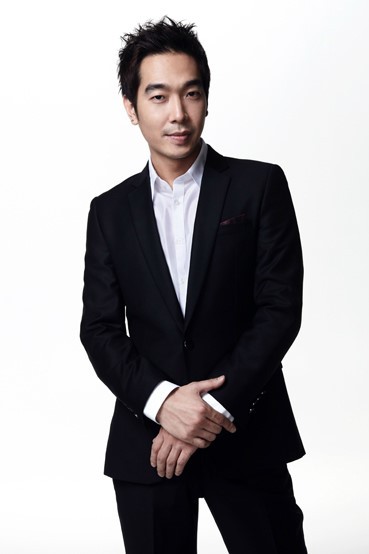 고영욱(가수)
미성년자 성추행 사건으로 경찰 조사를 받은 고영욱의 사건 당시 CCTV가 확보됐다.
고영욱은 3일 오전 여중생 성추행 혐의(아동·청소년의성보호에관한법률위반)로 서대문경찰서에 자진 출두해 5시간 동안 조사를 받고 이날 오후 귀가했다.