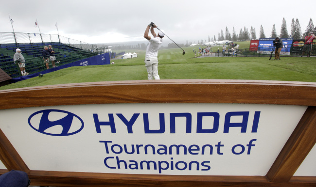 Nick Watney tees off the first hole during a pro-am round at the Tournament of Champions golf tournament in Kapalua, Hawaii, Thursday.   AP-Yonhap News