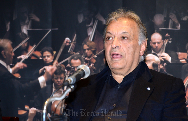 Maestro Zubin Mehta speaks during a press conference held at a Seoul hotel on Friday.   Ahn Hoon/The Korea Herald