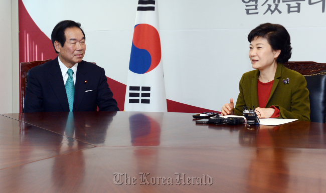 President-elect Park Geun-hye (right) talks with a visiting Japanese delegation including Koro Bessho of the Liberal Democratic Party at her newly opened office in Tongui-dong, downtown Seoul.   National Assembly Joint Press Corp