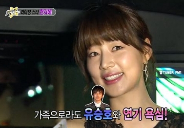 한지혜(이지혜/배우)
배우 한지혜가 유승호와의 연기 호흡을 희망해 관심을 끌었다.
　한지혜는 지난 4일 오후 방송된 MBC ‘섹션TV 연예통신’에 출연해 함께 연기하고 싶은 배우로 MBC 수목드라마 ‘보고싶다’에 출연중인 유승호를 선택했다.
이날 방송에서 한지혜는 “지금 유승호 씨가 윤은혜 씨와 연인 연기를 하고 있는데 내가 윤은혜 씨와 동갑이다”고 말했다.