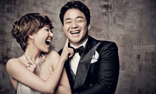 소유진(배우),백종원(기업인/더본코리아 사장)
배우 소유진과 사업가 백종원 씨의 행복한 웨딩화보가 공개됐다.
이들 커플은 지난해 12월 서울 청담동 마이 퍼스트 레이디 스튜디오에서 웨딩화보 촬영을 진행했다. 특히 공개된 사진 속 예비부부 소유진, 백종원은 털털한 웃음마저 닮은꼴로, 나이차를 잊게할 정도다.