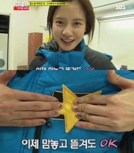 송지효(배우)
송지효의 특별한 네일아트가 포착돼 누리꾼들의 추측이 이어지고 있다.
최근 여러 온라인 커뮤니티에 SBS ‘일요일이 좋다-런닝맨’에 출연 중 캡쳐된 송지효의 손톱 사진이 올라와 눈길을 끌었다.