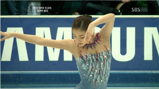 김연아(피겨스케이트 선수)
김연아는 5일 서울 목동 아이스링크에서 열린 제67회 전국 남녀 피겨스케이팅 종합선수권대회 여자 시니어 싱글 쇼트프로그램에서 64.97점을 받아 2위 최다빈(53.21점·강일중1)을 10점차 이상으로 따돌리고 단독 선두로 나서 사실상 대회 우승을 예약했다. 3위는 박소연(53.20점·강일중3)이 차지했다.