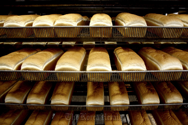 Loaves of Wonder Bread are cooled before being sliced and bagged at the Hostess Brand Inc. bakery in Sacramento, California.    Bloomberg