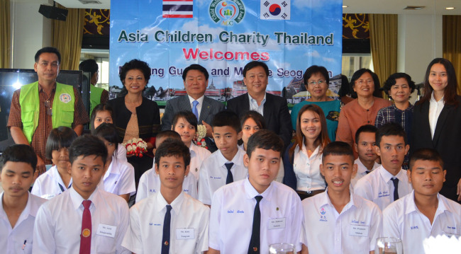 Kim Jong-koo (third from left, back row), head of Asia Children Charity, poses with Thai Amb. to the U.S. Chaiyong Satjipanon (fourth from left, back row), Thai students and officials after delivering scholarships on behalf of former South Korean Minister of Government Legislation Lee Seog-yeon, in Bangkok, Thailand, on Saturday.    Yonhap News