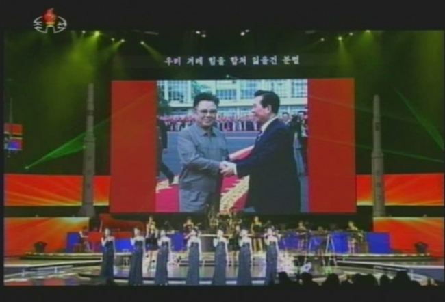 In this North Korean TV footage, the meeting in 2000 between former leaders of South and North Korea, Kim Dae-jung and Kim Jong-il, is shown during a New Year celebration in Pyongyang on Wednesday.   Yonhap New