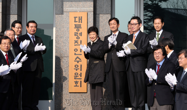President-elect Park Geun-hye and her transition committee members including deputy chairman Chin Young (sixth from left), chief spokesman Yoon Chang-jung (eighth from left), people’s grand unity committee chairman Han Gwang-ok (fourth from left) and inauguration preparatory committee chairman Kim Jin-sun (third from left) take part in the launch ceremony in Seoul on Sunday.   Park Hae-mook/The Korea Herald
