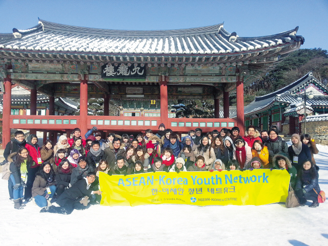 Some 75 young people from Korea and Southeast Asia gather for a group
photo during the day-long ASEAN-Korea Youth Network Program in Yeoju,
Gyeonggi Province, Thursday. (ASEAN-Korea Center)