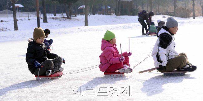 휴일인 6일 오전 시민들이 서울 보라매공원에 조성된 논바닥 전통 얼음썰매장에서 얼음썰매를 타며 즐거운 시간을 보내고 있다. 박해묵 기자/mook@heraldcorp.com
휴일인 6일 오전 시민들이 서울 보라매공원에 조성된 논바닥 전통 얼음썰매장에서 얼음썰매를 타며 즐거운 시간을 보내고 있다. 박해묵 기자/mook@heraldcorp.com
