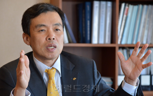 조재민(금융인/KB자산운용사장)
조재민 KB자산운용 사장은 지난 4일 서울 여의도 KB자산운용 본사에서 가진 헤럴드경제와의 인터뷰에서 올해 유망 투자상품 1순위로 이머징현지통화채권을 꼽았다. 지난 몇년간 장기채 금리 하락에 따른 채권가격 상승으로 높은 수익률을 달성했던 달러채권이 이제 한계에 다다른 반면, 브라질 멕시코 터키 등 이머징 국가의 현지통화 채권은 금리 자체가 워낙 높아 연 7~8% 수준의 수익률을 무난히 올릴 수 있다고 보기 때문이다.