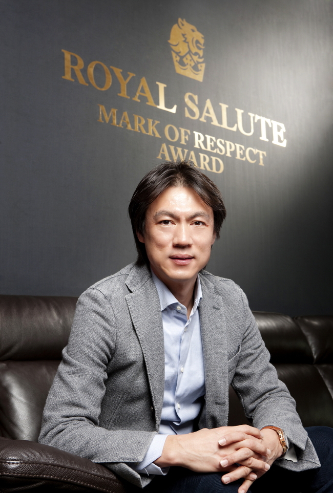 홍명보(축구감독/축구국가대표팀감독)
위스키업체 페르노리카코리아가 만드는 ‘로얄 살루트’는 7일 ‘마크 오브 리스펙트(Mark of Respect)’ 수상자로 축구인 홍명보를 선정하고, 이날 서울 용산구 한남동 그랜드하얏트 호텔에서 시상식을 개최했다고 밝혔다.