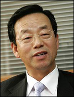 노재근(기업인/코아스 회장)
사무가구 전문기업 코아스(대표 노재근)는 “웃으면서 성장하자”를 올해의 경영 캐치프레이즈로 정했다고 7일 밝혔다.
이 캐치프레이즈는 전 임직원이 긍정적인 사고와 목표의식으로 즐겁게 일함으로써 어려운 경영환경을 극복하고 성장을 이뤄 나가자는 의미를 담고 있다.